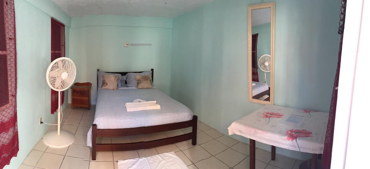 Blue Wave Guest House Caye Caulker Exterior photo