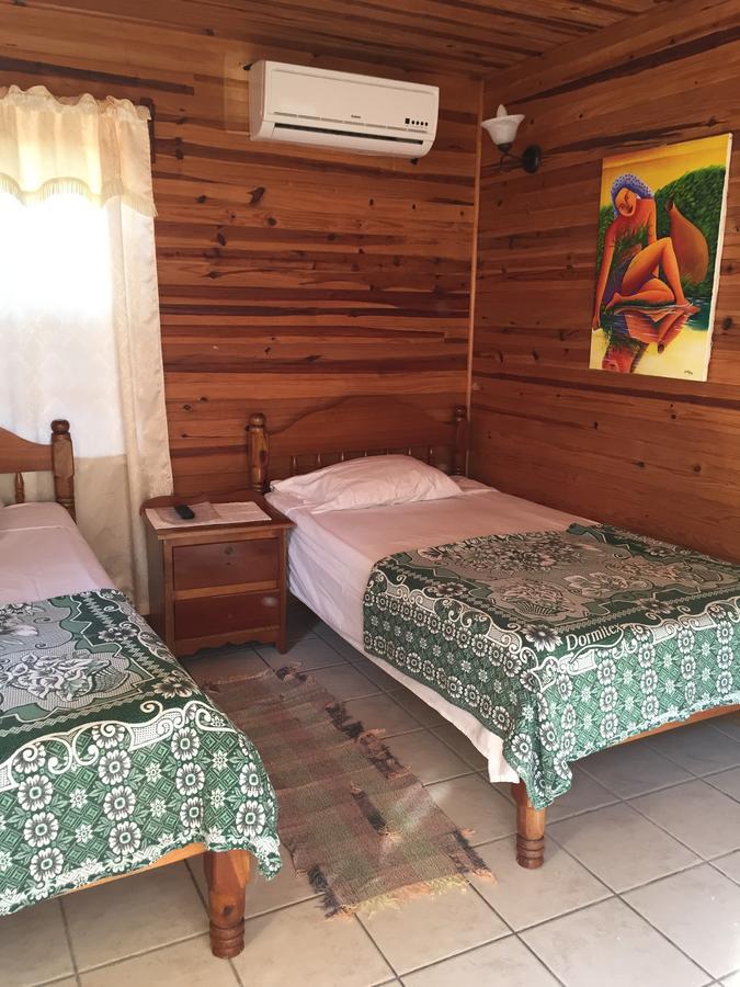 Blue Wave Guest House Caye Caulker Exterior photo